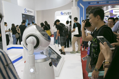 能迎賓講解還會(huì)推銷？世界機(jī)器人大會(huì)上，深圳制造的智能“服務(wù)員”為何如此出彩