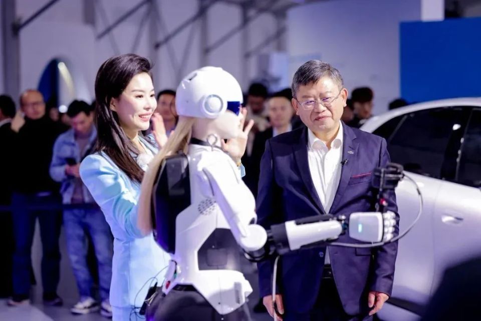 奇瑞打下第二根“樁” 智能化這碗“飯”要怎么吃？——從智能機(jī)器人銷(xiāo)售看車(chē)企轉(zhuǎn)型之路